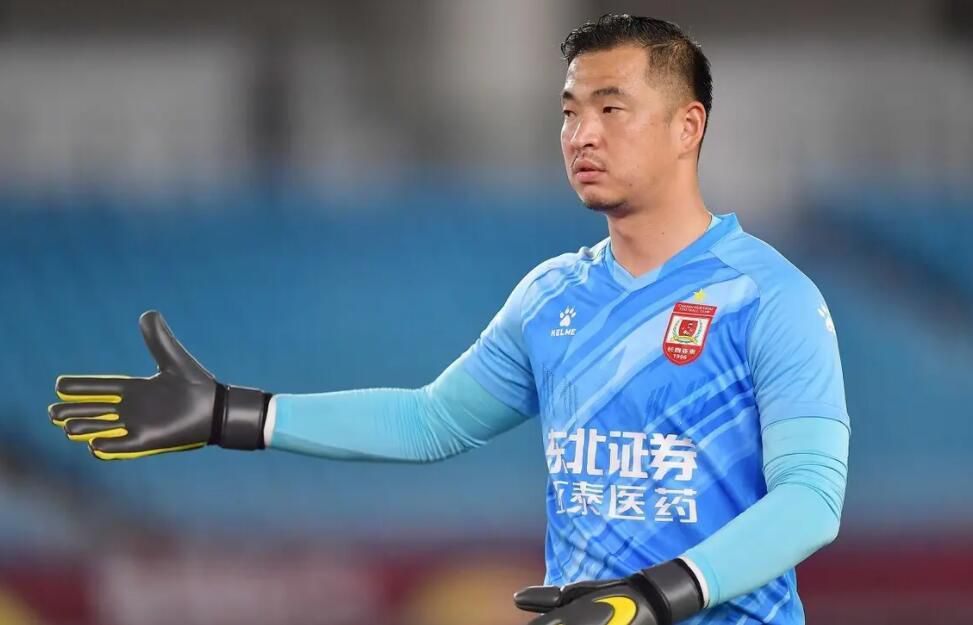 满英杰吓的脸色惨白，脱口问道：梅姨，那咱们现在怎么办啊？。